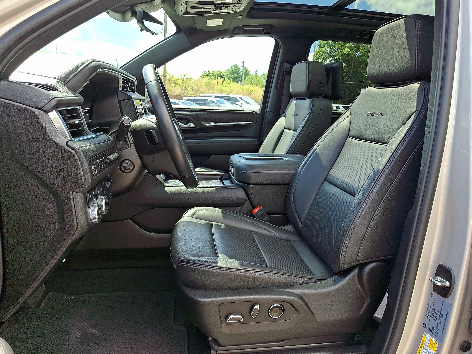 Certified 2024 GMC Yukon XL Denali w/ Denali Reserve Package AWD/4WD image 16