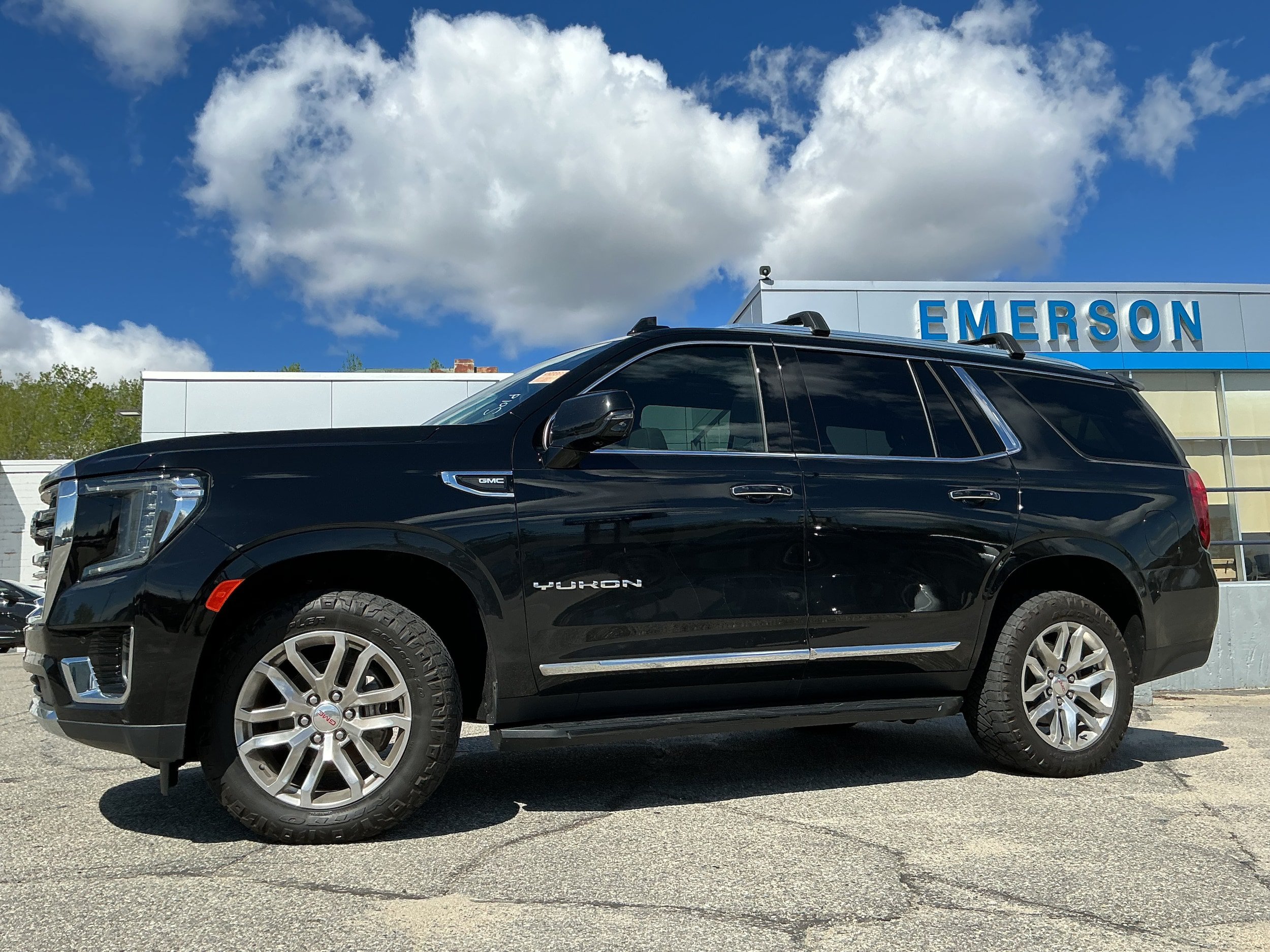Certified 2022 GMC Yukon SLT w/ SLT Premium Package AWD/4WD image 4