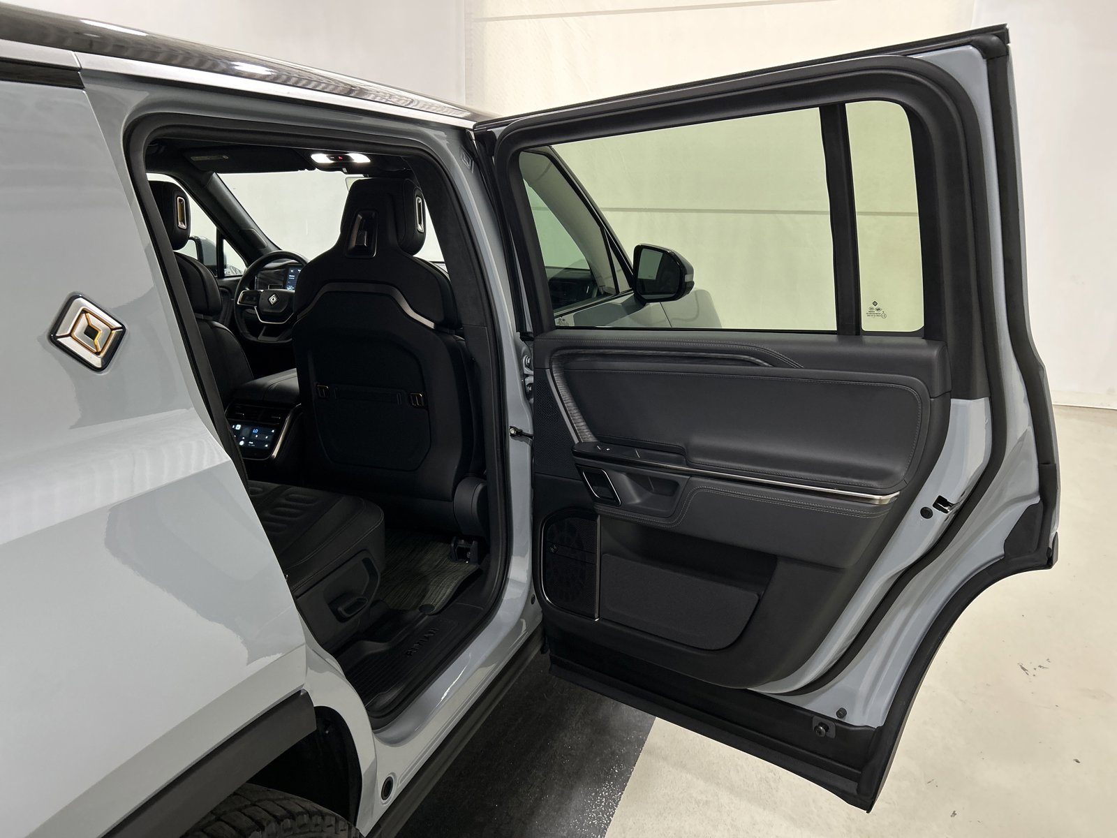 Used 2023 Rivian R1S Adventure image 19