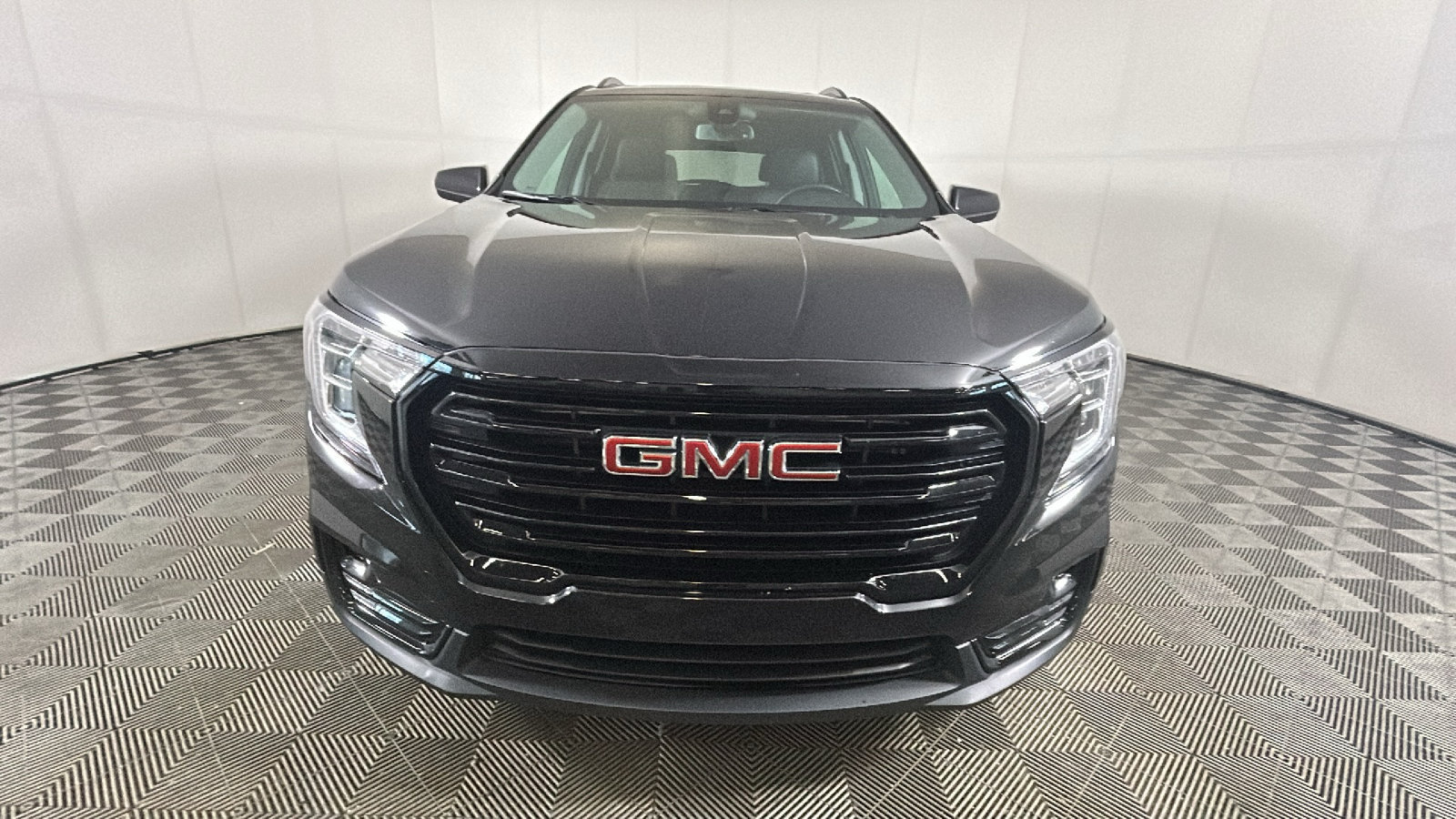 Used 2024 GMC Terrain SLT w/ Elevation Edition FWD image 9