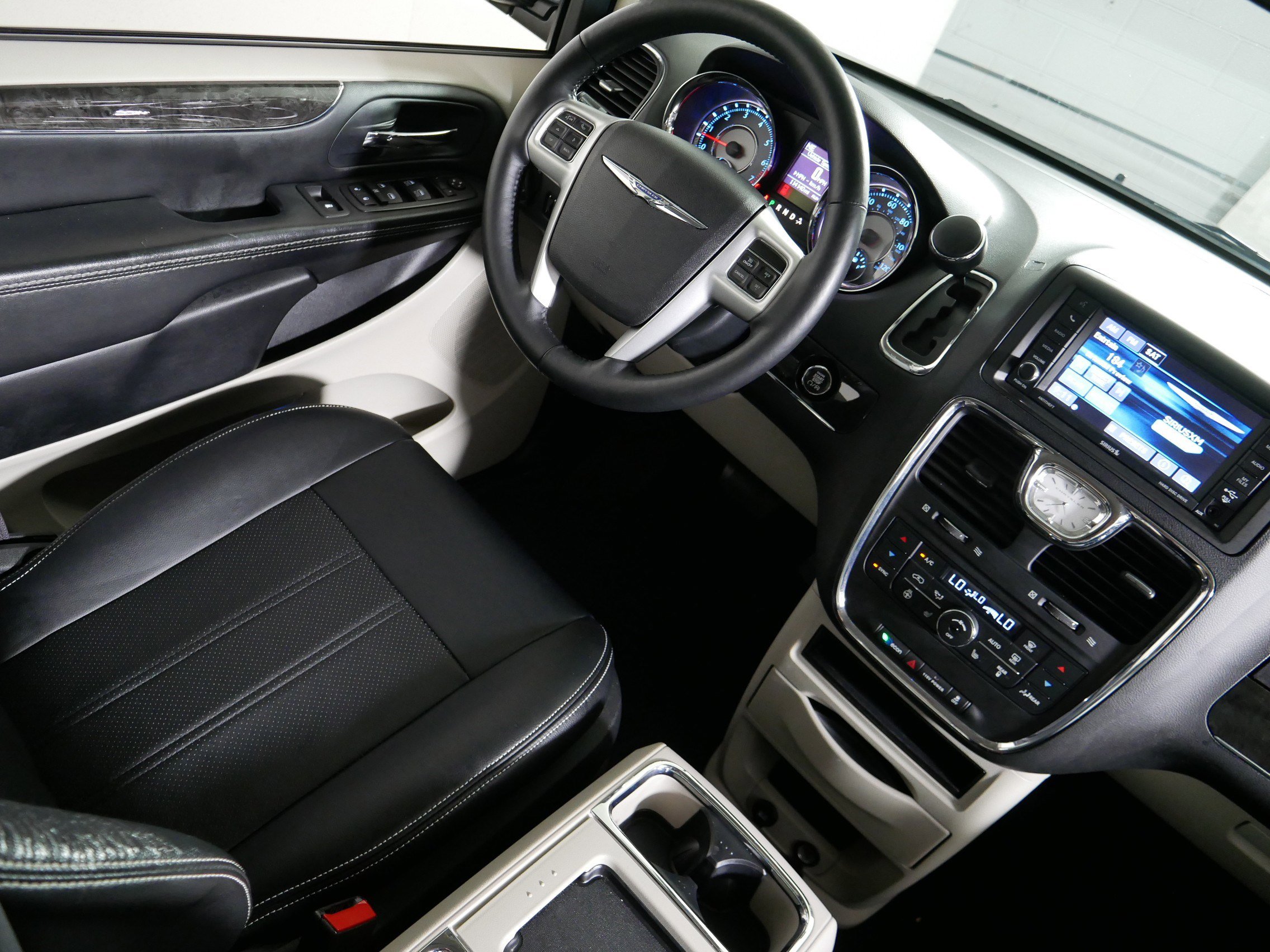 Used 2015 Chrysler Town & Country Touring w/ Driver Convenience Group FWD image 9