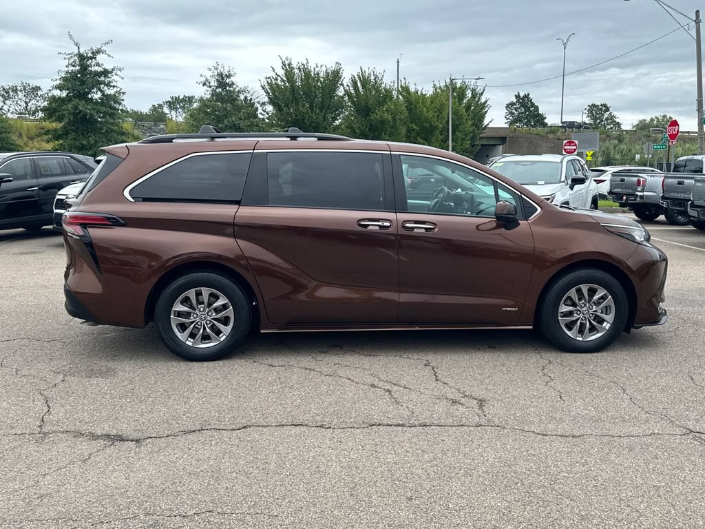 Used 2021 Toyota Sienna XLE w/ XLE Plus Package AWD/4WD image 11