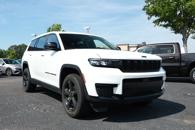 Used 2023 Jeep Grand Cherokee L Laredo RWD image 3