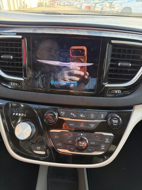 Used 2019 Chrysler Pacifica Touring-L Plus w/ Advanced Safetytec Group image 3