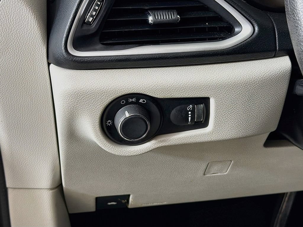 Used 2018 Chrysler Pacifica L FWD image 29