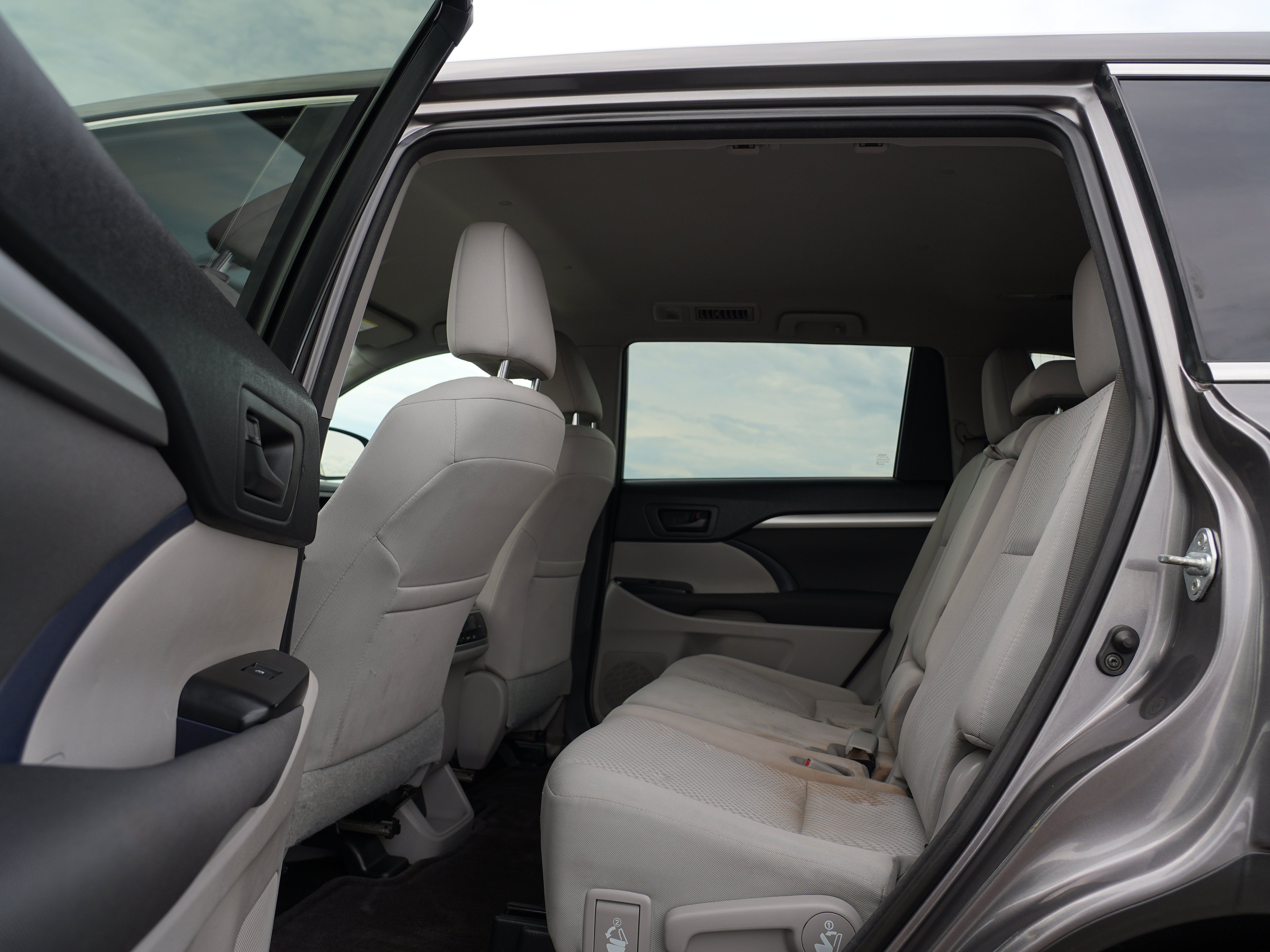 Used 2017 Toyota Highlander LE w/ Carpet Mat Package AWD/4WD image 18