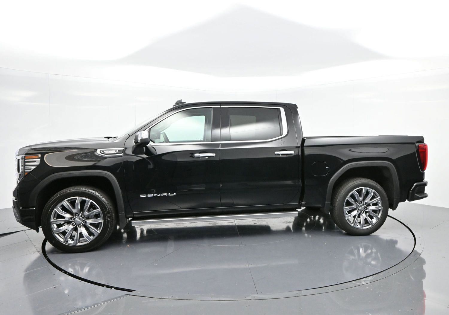 Used 2025 GMC Sierra 1500 Denali w/ Denali Reserve Package AWD/4WD image 4