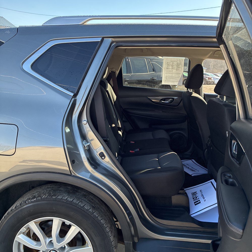 Used 2017 Nissan Rogue SV w/ SV Premium Package image 18