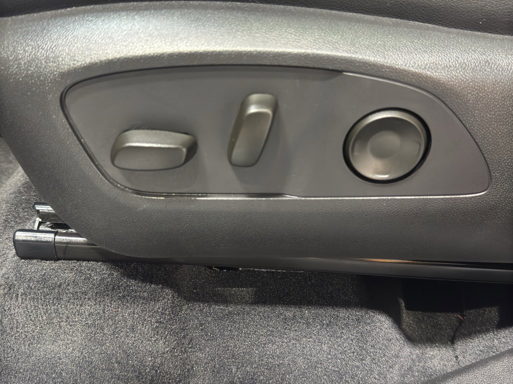 Used 2025 Chevrolet Traverse RS image 16