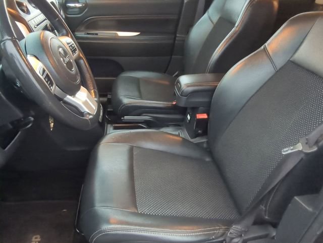 Used 2017 Jeep Compass Latitude FWD image 11