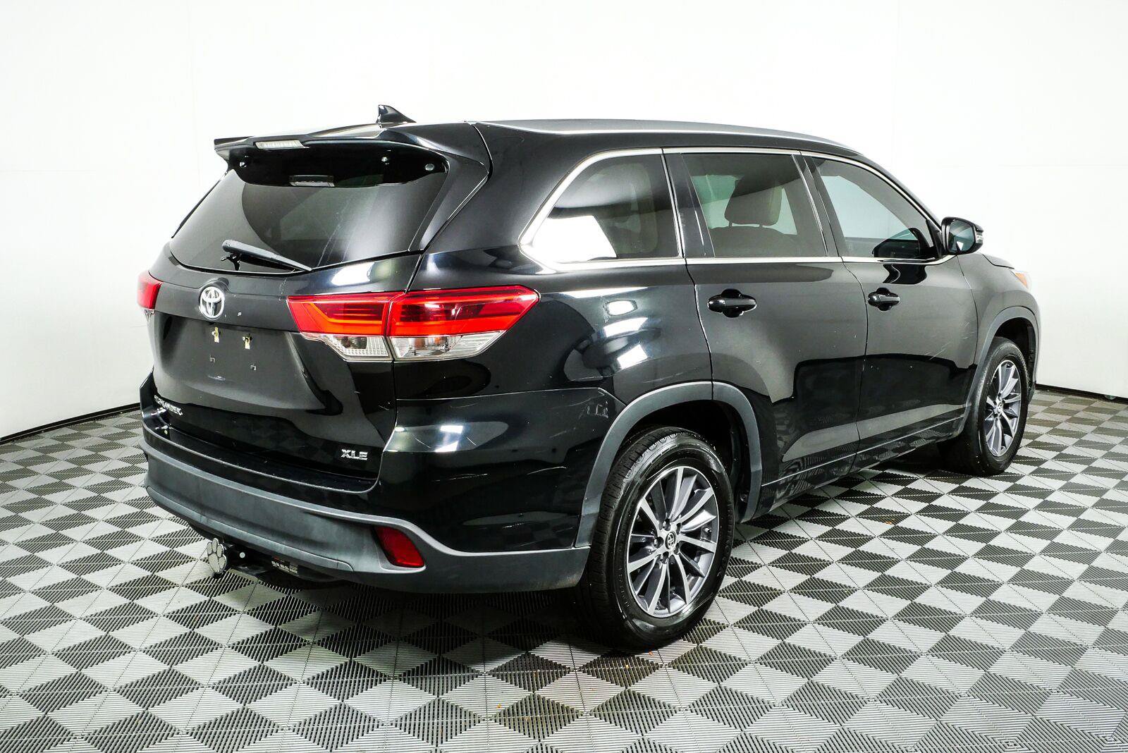 Used 2018 Toyota Highlander XLE FWD image 3