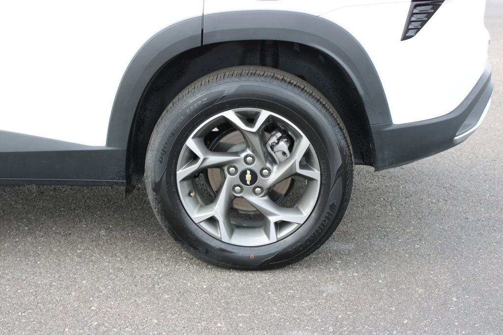 Used 2025 Chevrolet Trax LT w/ LT Convenience Package image 16