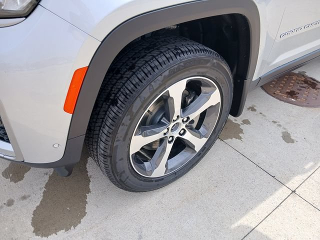 New 2026 Jeep Grand Cherokee L Limited w/ Luxury Tech Group II AWD/4WD image 9