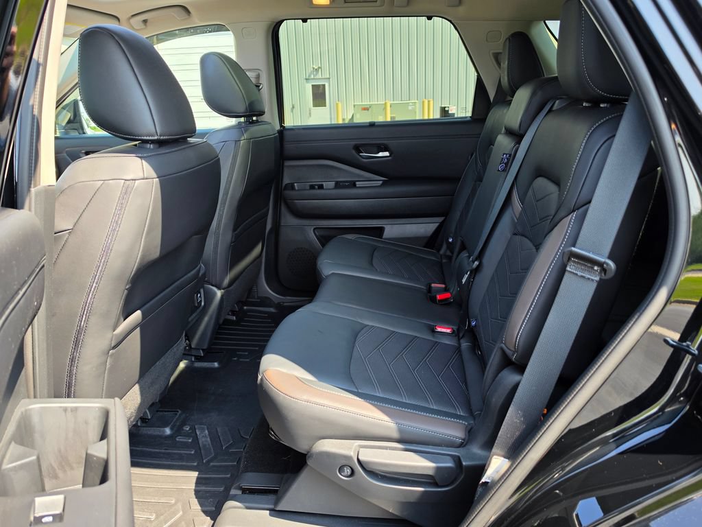 Used 2024 Nissan Pathfinder Platinum w/ Cargo Package AWD/4WD image 33