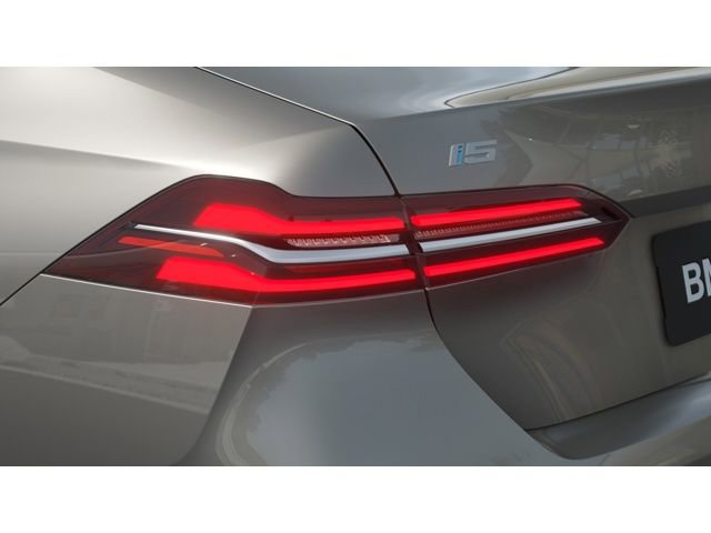 New 2026 BMW i5 eDrive40 w/ Premium Package image 8