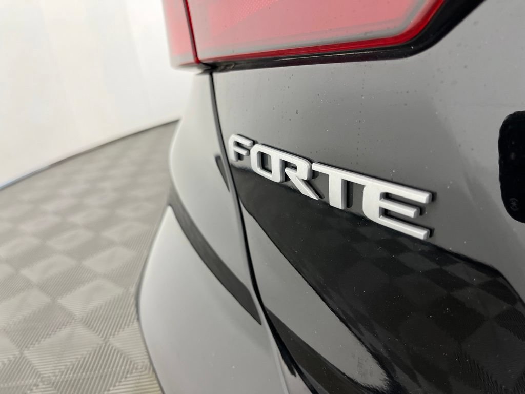 Used 2023 Kia Forte LXS w/ LXS Technology Package FWD image 5