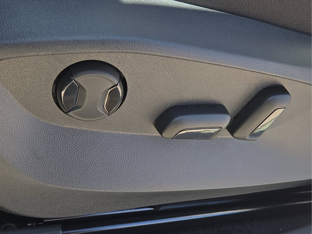 New 2026 Volkswagen Taos SE FWD image 18
