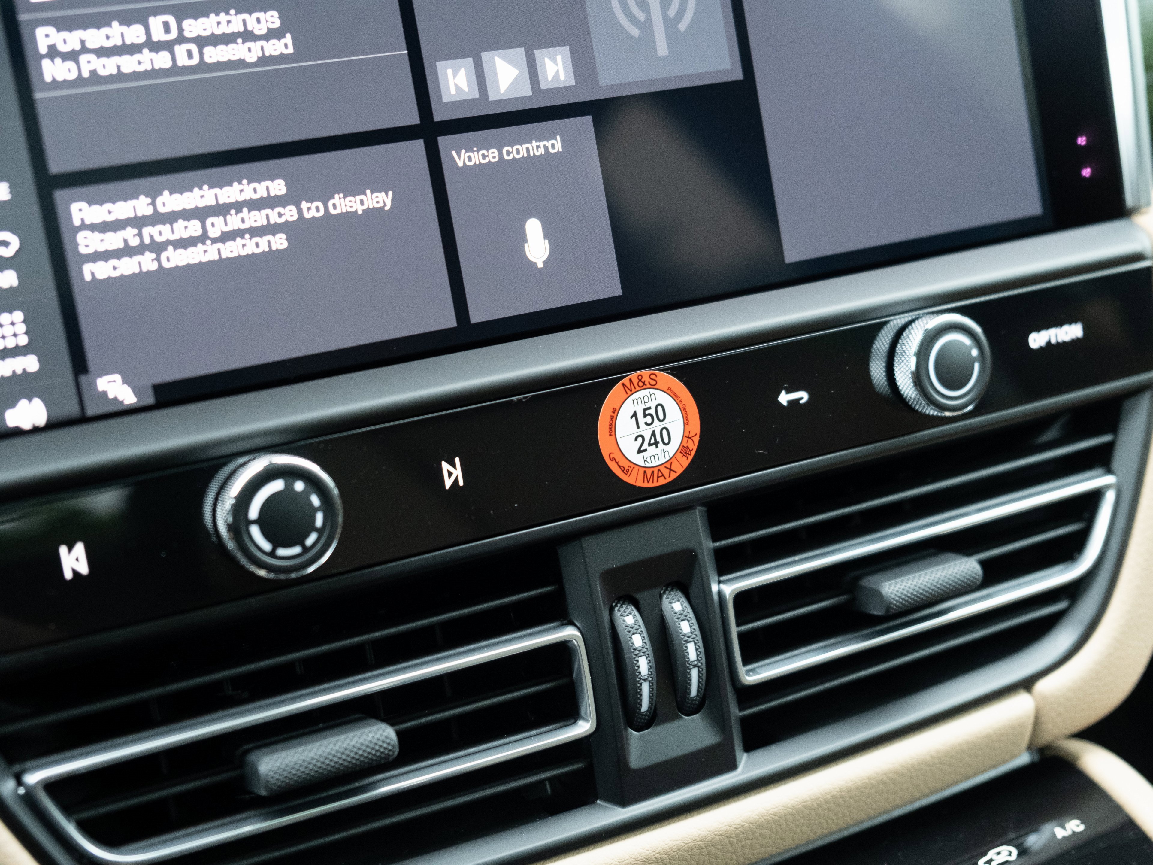 Certified 2025 Porsche Macan image 22