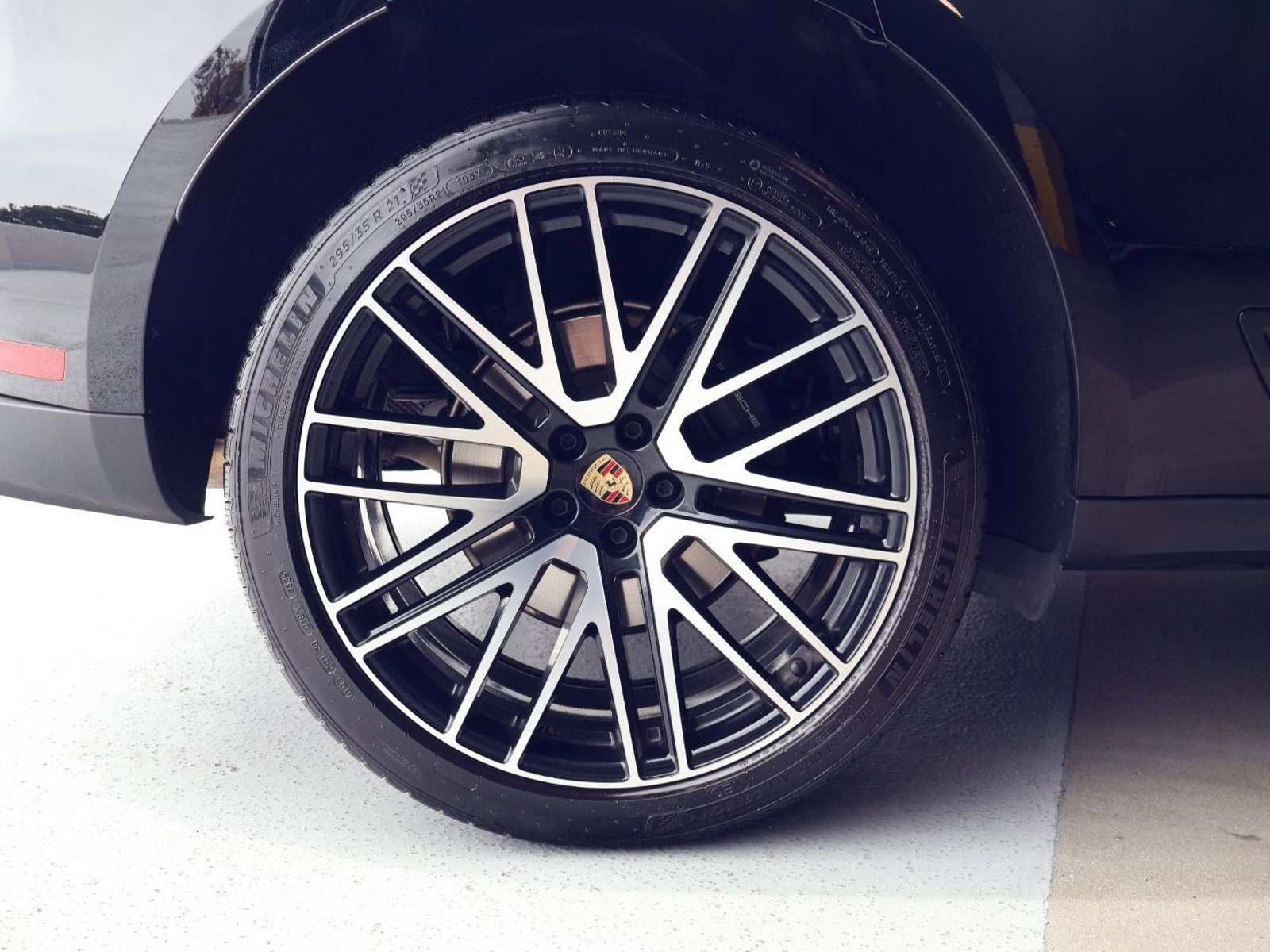 Certified 2025 Porsche Macan image 27