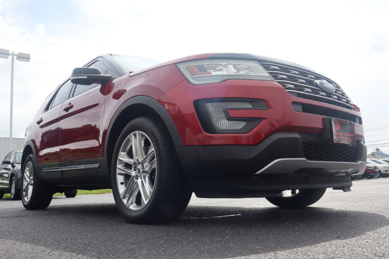 Used 2017 Ford Explorer XLT w/ Equipment Group 201A AWD/4WD image 17