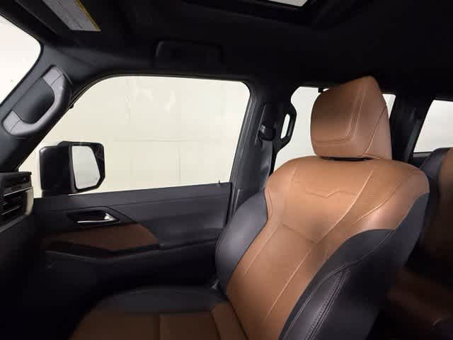 Used 2024 Lexus GX 550 w/ Accessory Package (Z1) AWD/4WD image 16