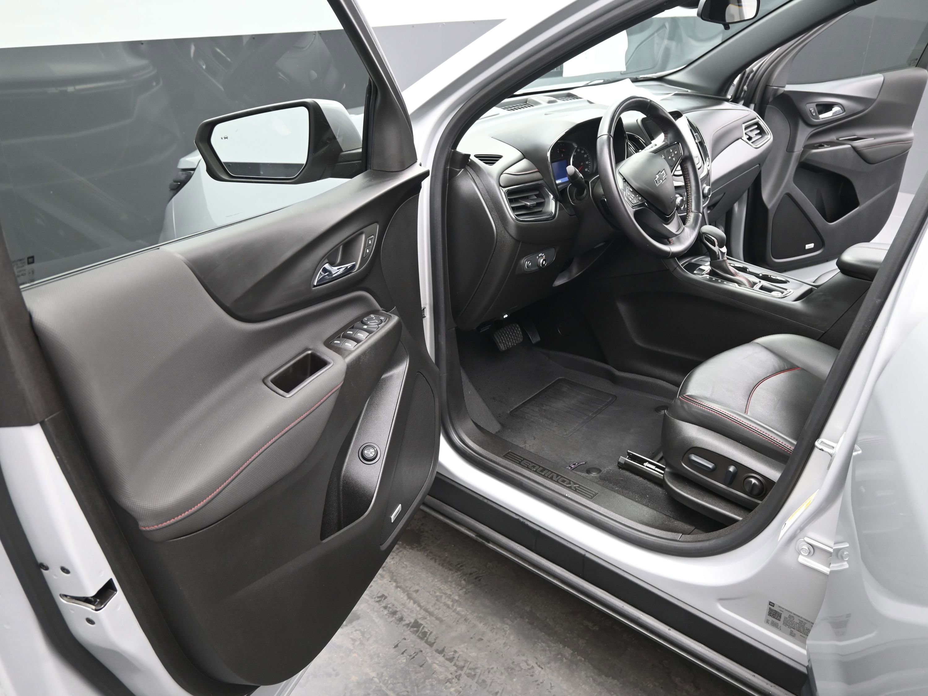 Used 2022 Chevrolet Equinox RS w/ RS Leather Package image 16