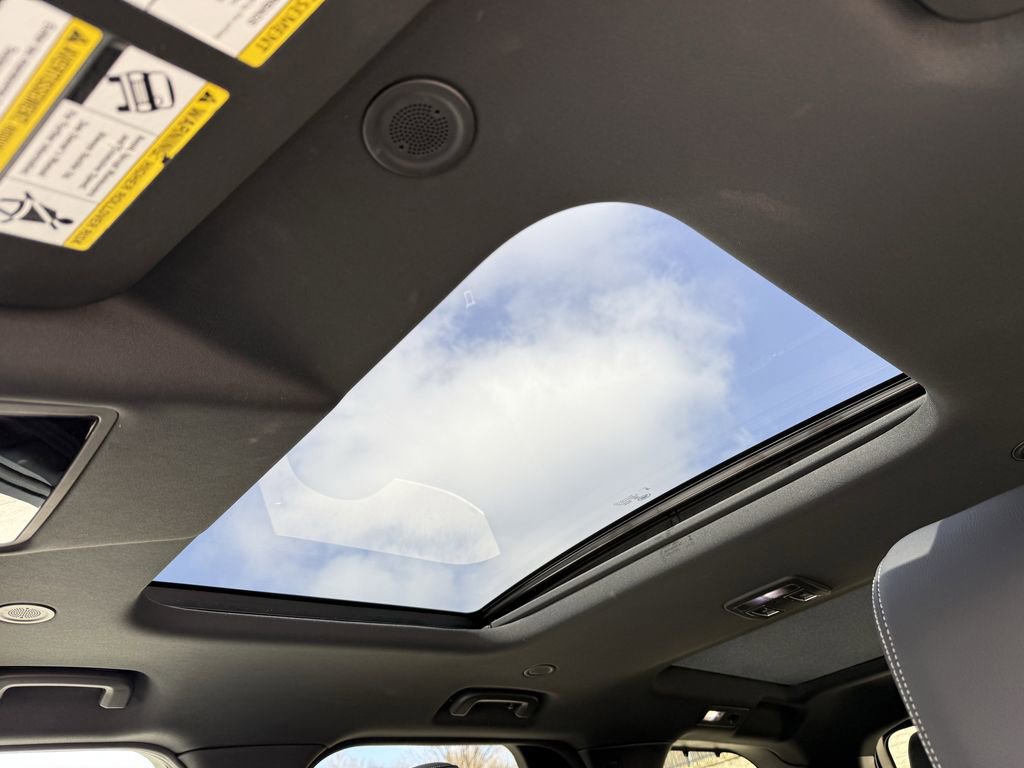 Used 2024 Land Rover Discovery Dynamic SE image 10