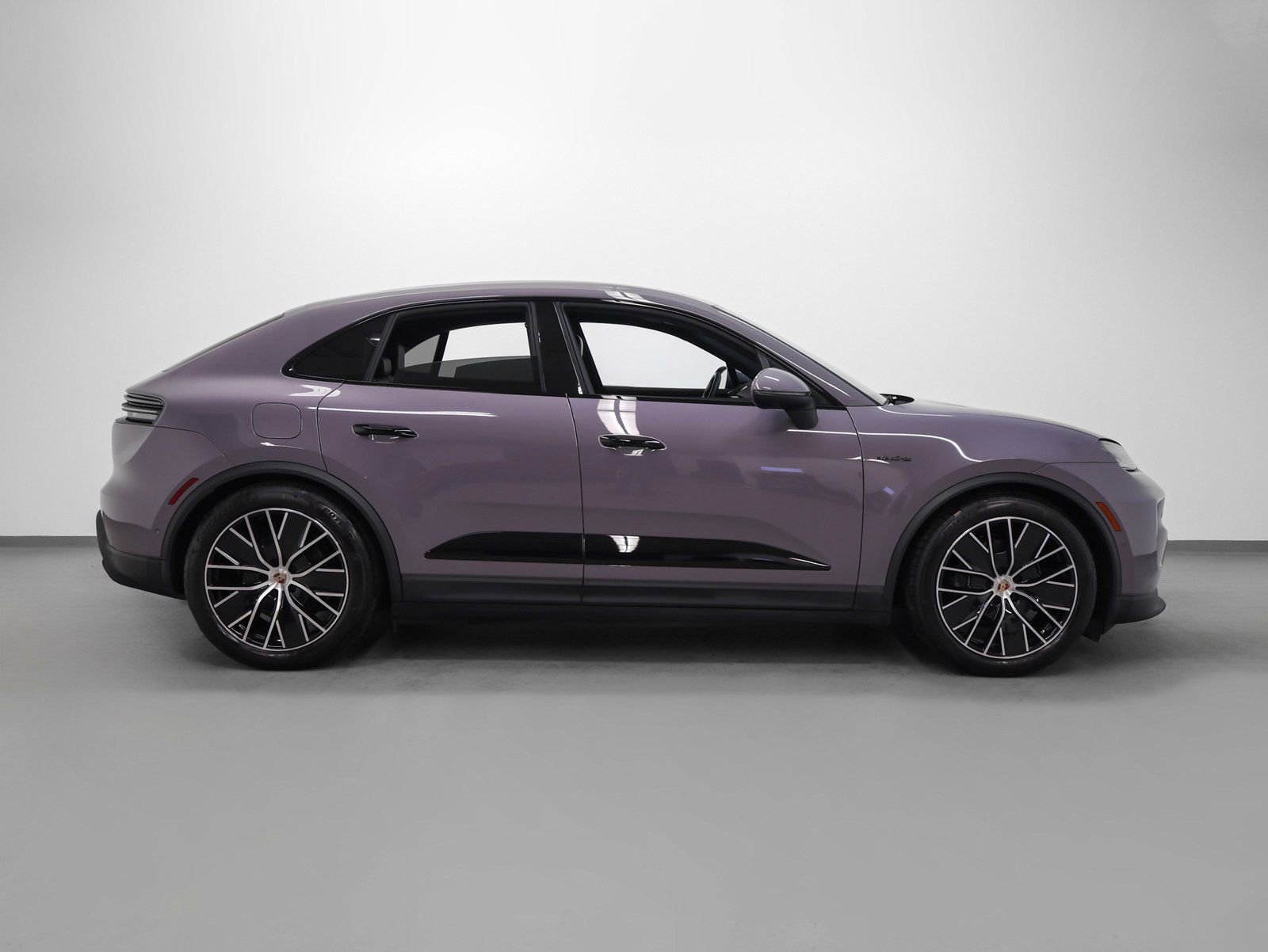 Certified 2025 Porsche Macan 4 Electric image 13