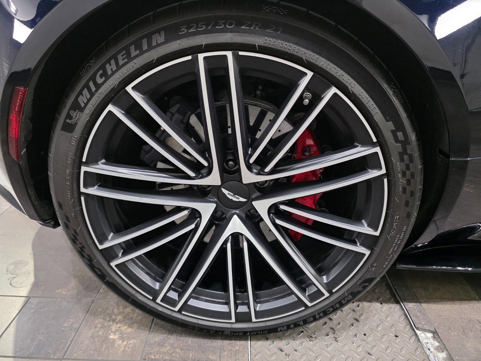 Used 2024 Aston Martin DB12 Volante image 4