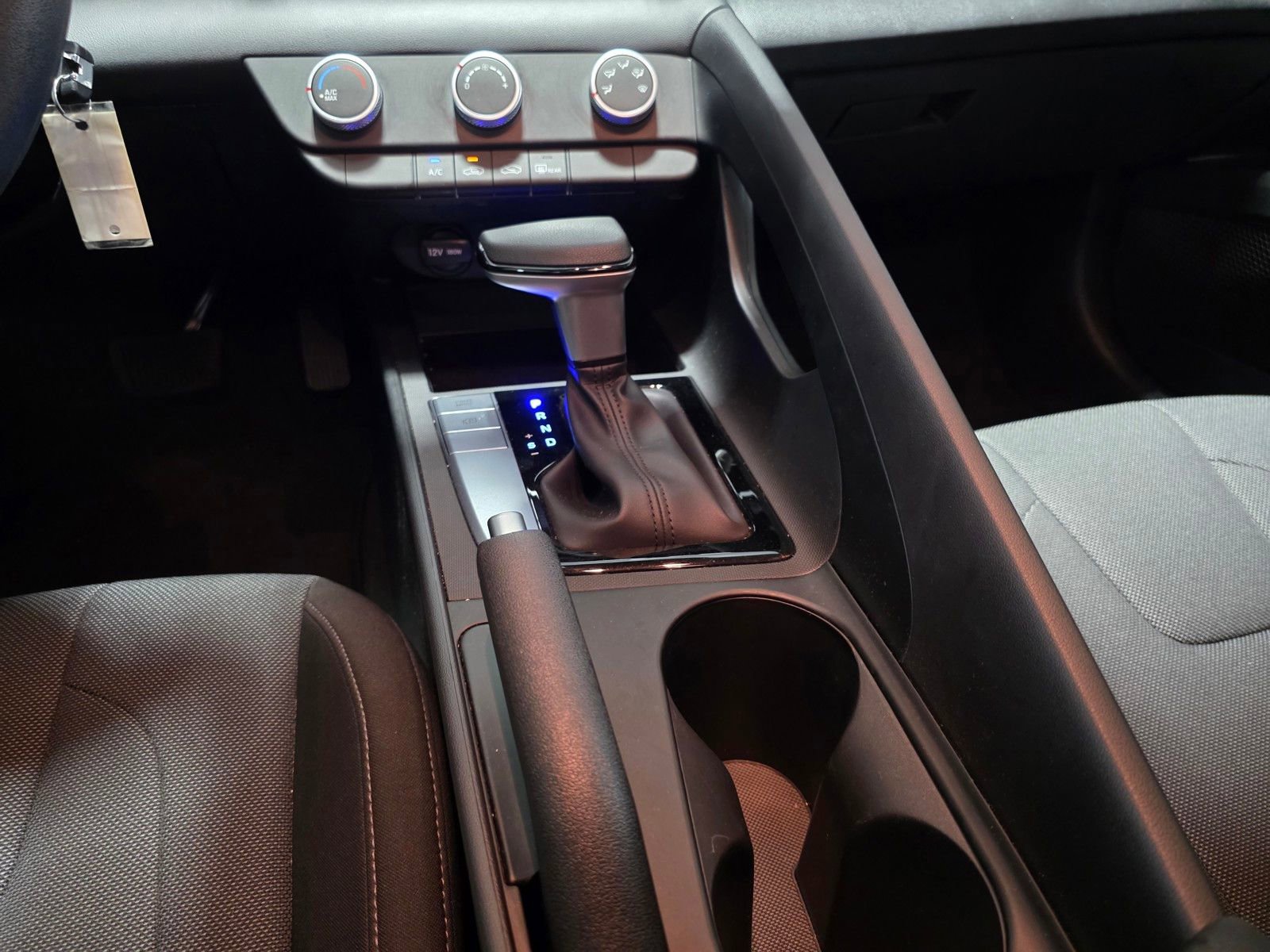 Used 2025 Hyundai Elantra SE image 19