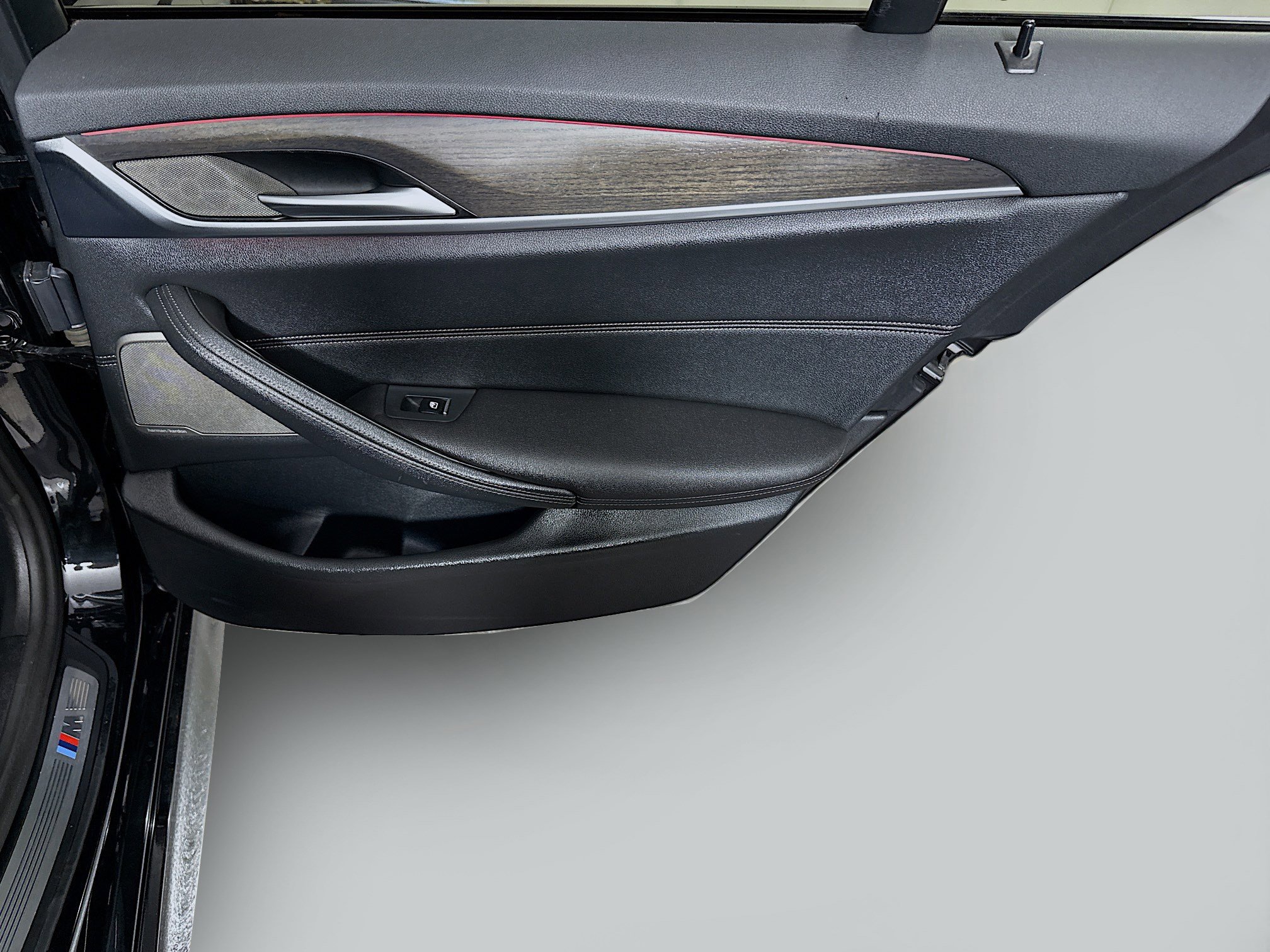 Used 2023 BMW 530e w/ M Sport Package image 28