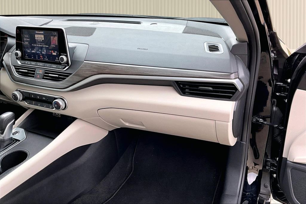 Used 2025 Nissan Altima 2.5 SV image 17