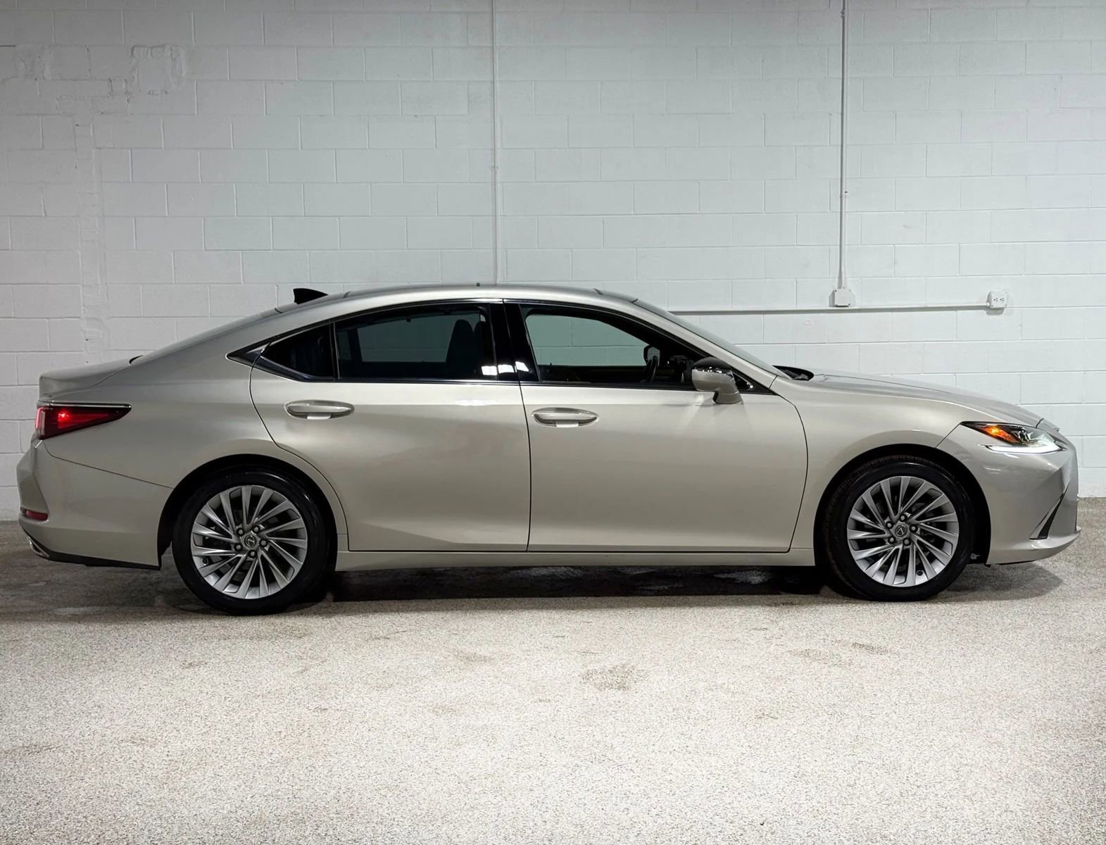 Used 2019 Lexus ES 350 Ultra Luxury w/ Accessory Package image 6