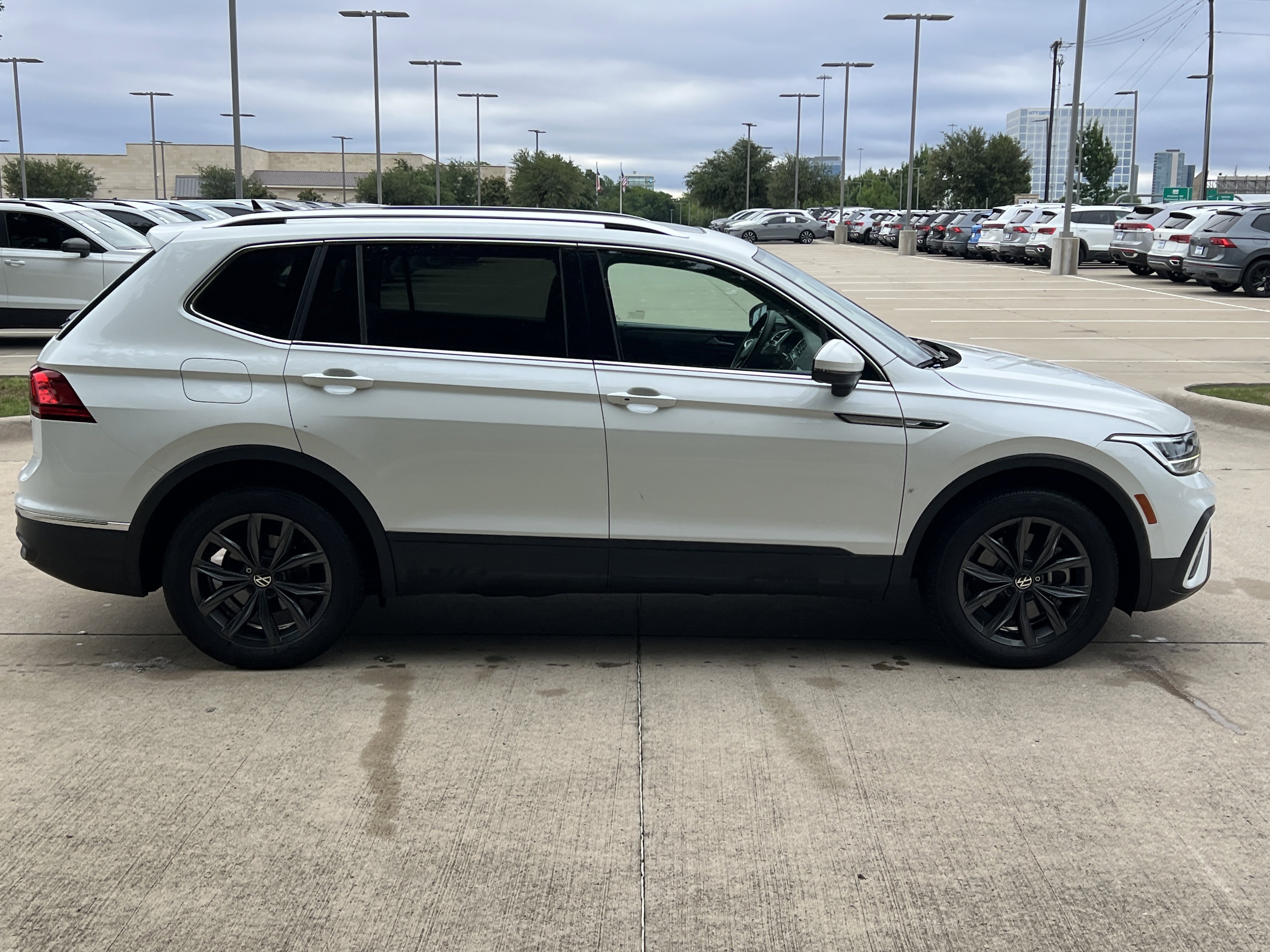 Certified 2023 Volkswagen Tiguan SE w/ Panoramic Sunroof Package AWD/4WD image 11