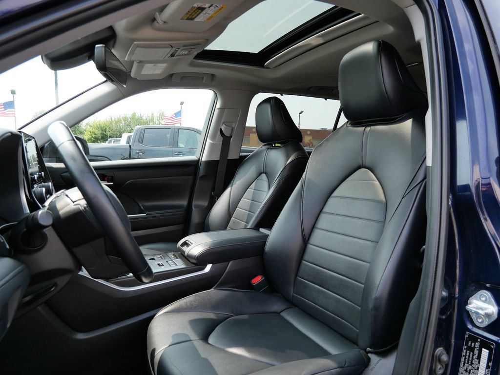 Used 2022 Toyota Highlander XLE AWD/4WD image 9