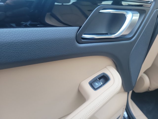 Certified 2025 Porsche Macan AWD/4WD image 22