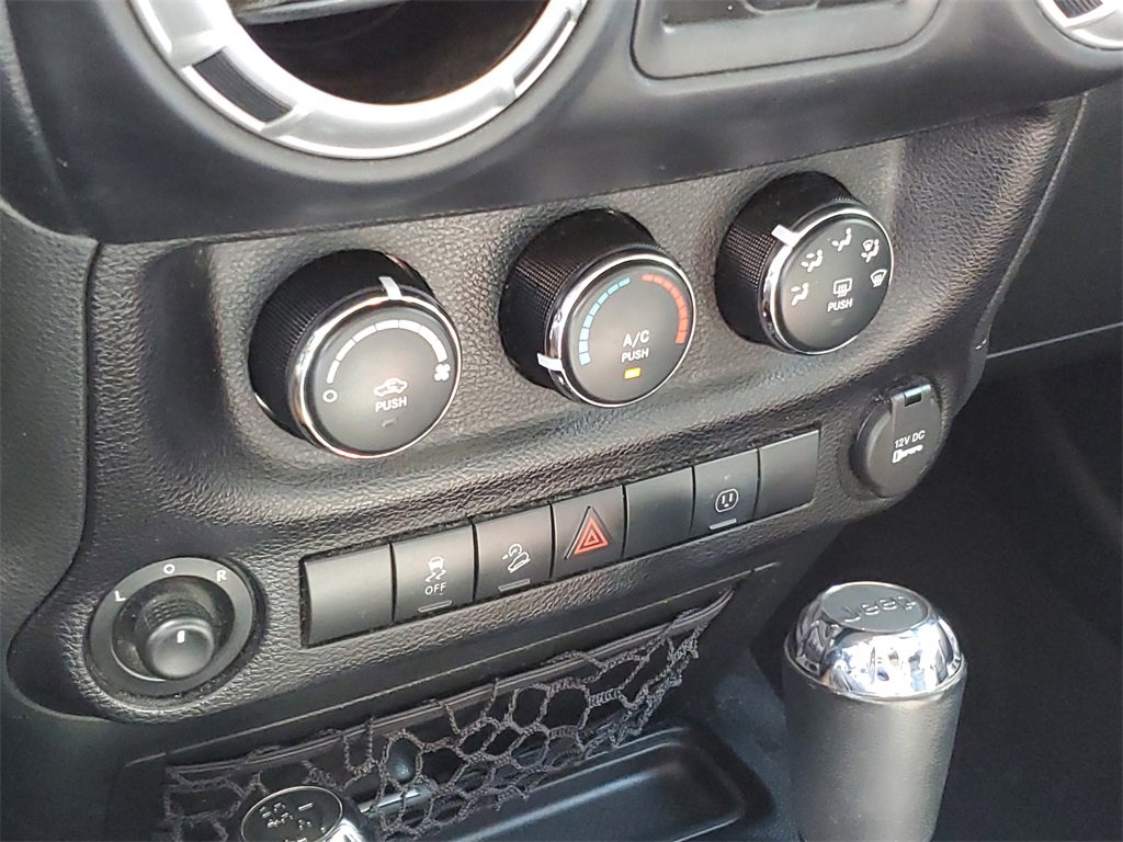 Used 2015 Jeep Wrangler Unlimited Sahara image 29