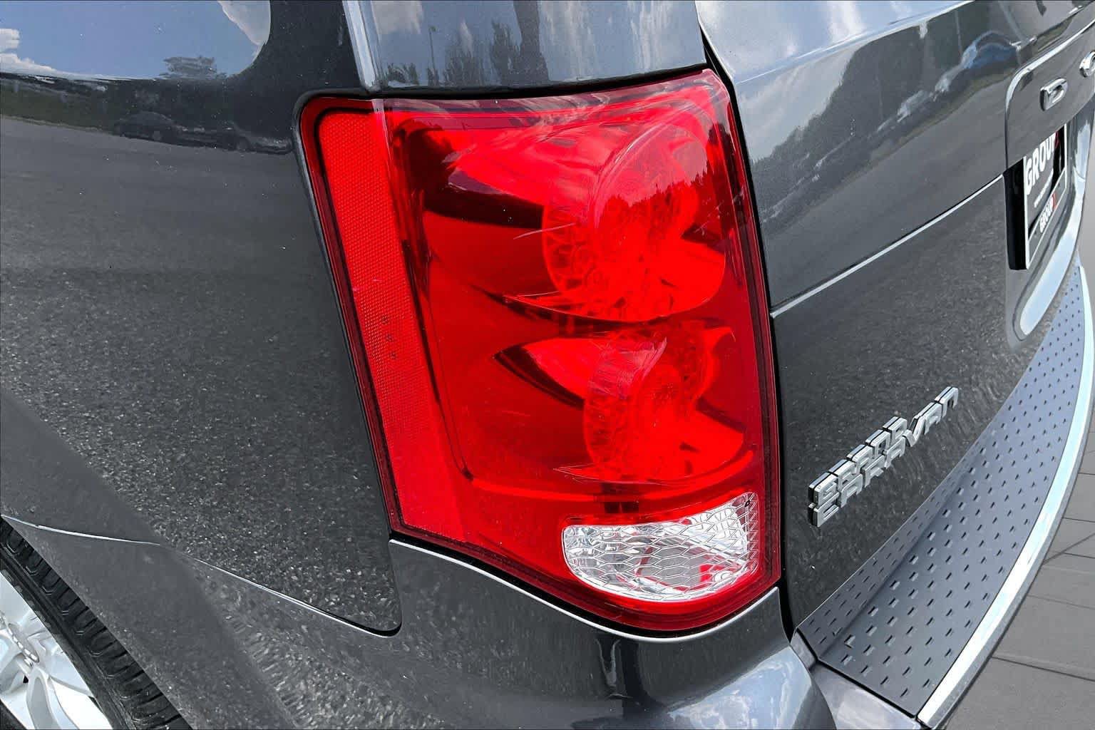 Used 2019 Dodge Grand Caravan SXT FWD image 28