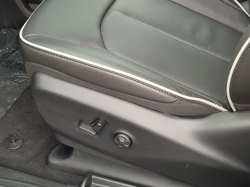 New 2026 Chrysler Pacifica Limited w/ S Appearance Package image 13