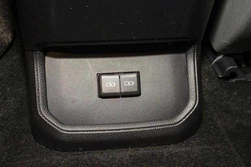 Used 2024 Toyota Highlander LE FWD image 9