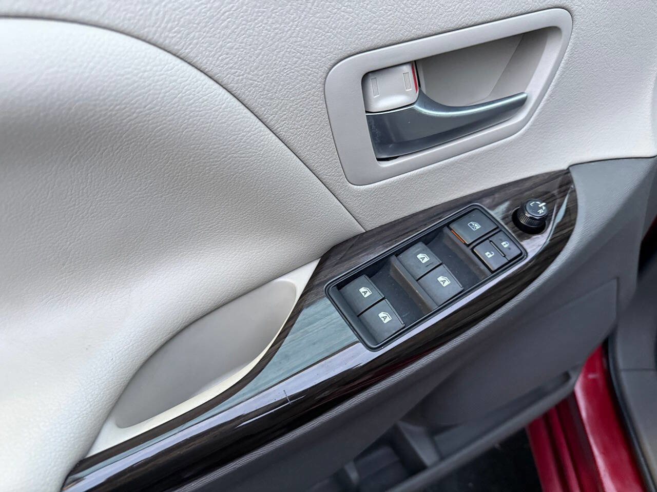 Used 2015 Toyota Sienna image 96