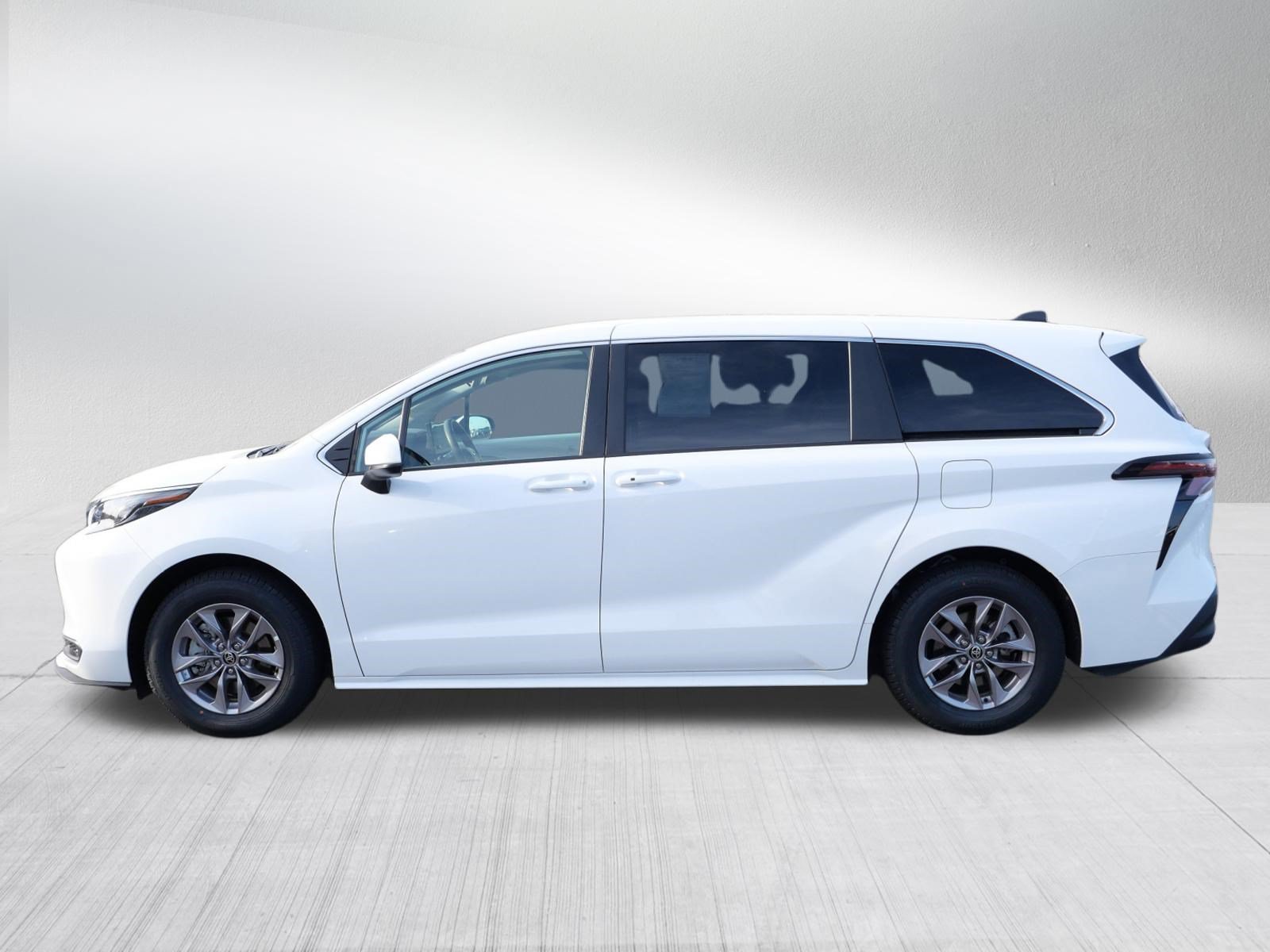 Certified 2025 Toyota Sienna LE AWD/4WD image 4