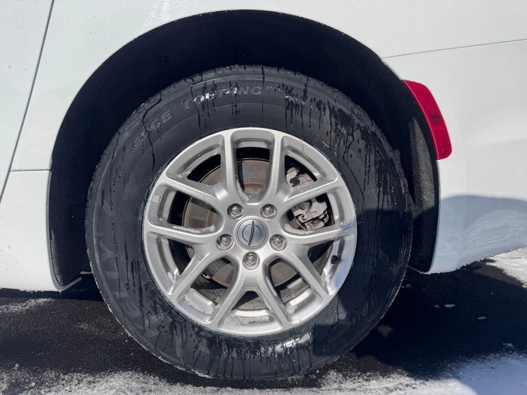 Used 2024 Chrysler Pacifica Touring-L image 32