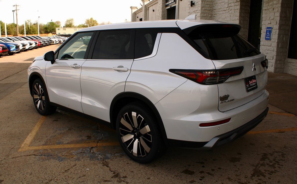 New 2025 Mitsubishi Outlander SE image 10
