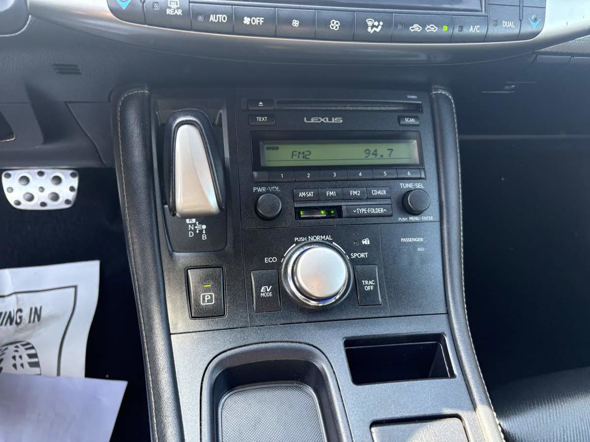 Used 2015 Lexus CT 200h image 32