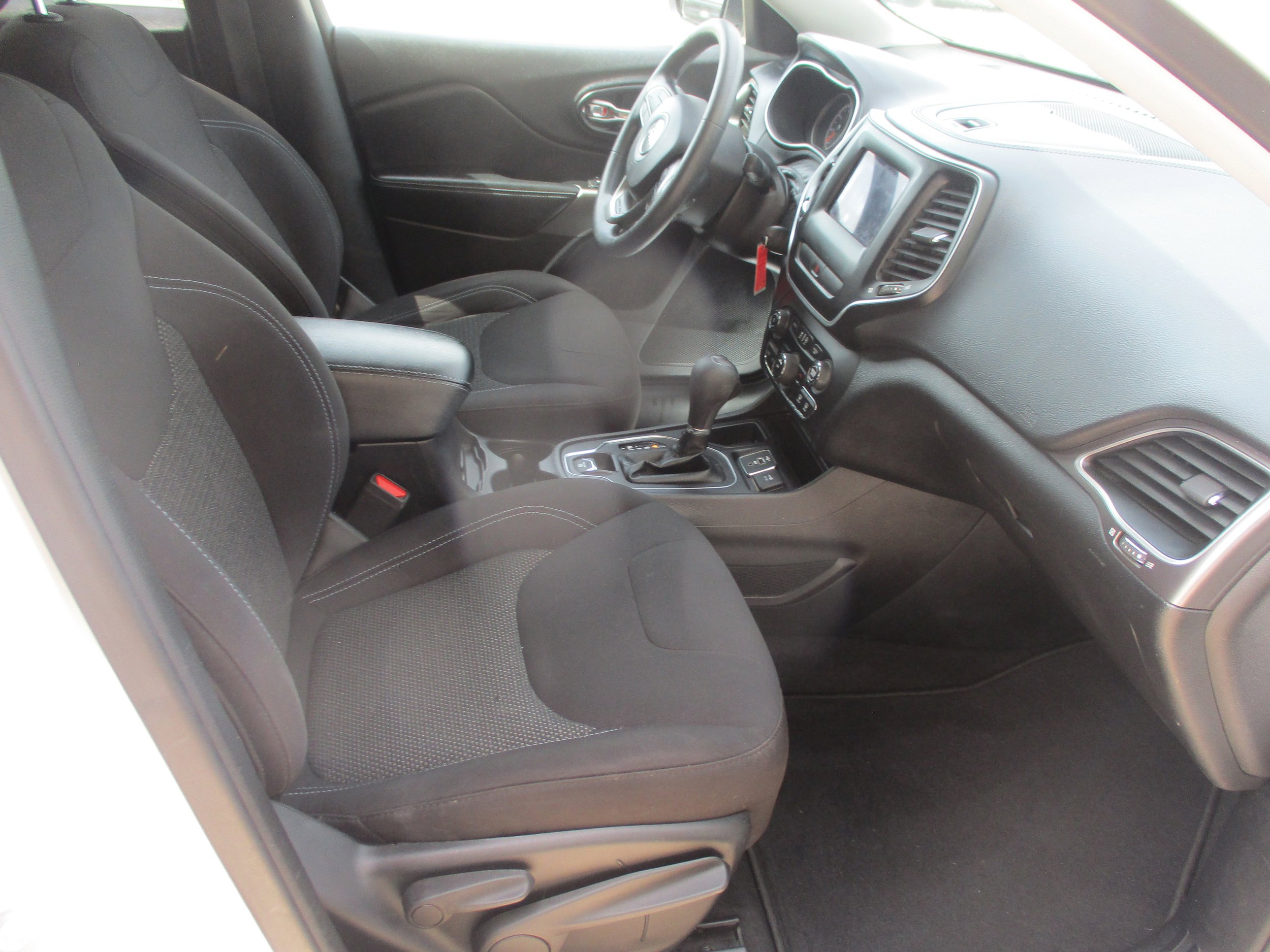 Used 2019 Jeep Cherokee Latitude w/ Popular Appearance Group FWD image 11