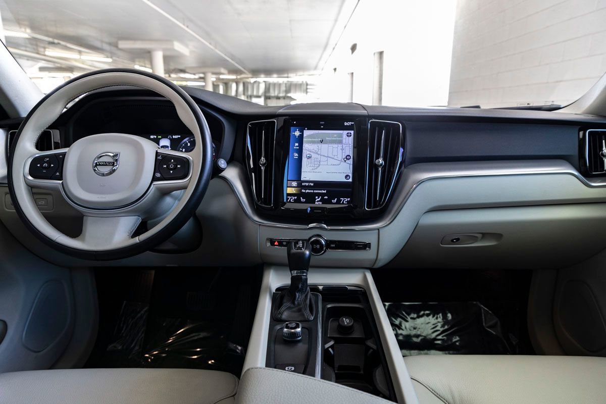 Used 2018 Volvo XC60 T5 Momentum w/ Vision Package image 11