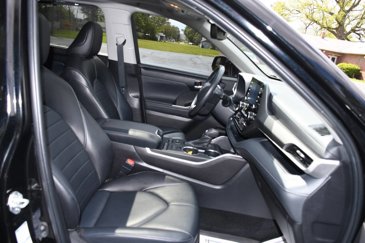 Used 2022 Toyota Highlander XLE AWD/4WD image 30