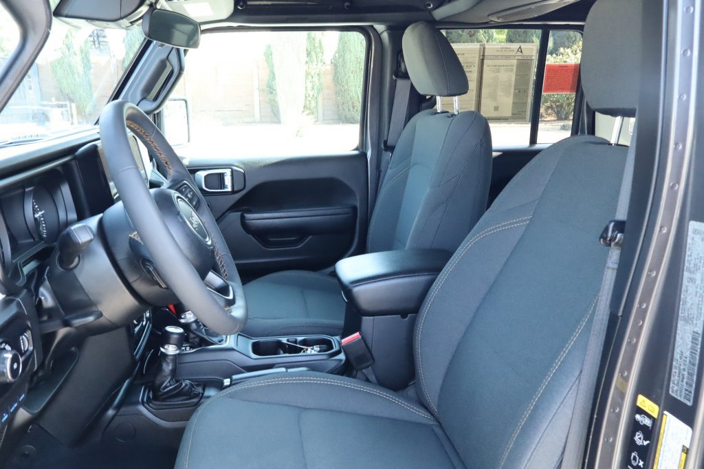 Used 2024 Jeep Wrangler Unlimited w/ Convenience Group AWD/4WD image 19