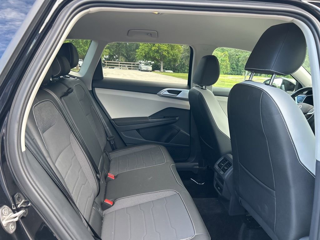 Certified 2025 Volkswagen Taos SE image 39